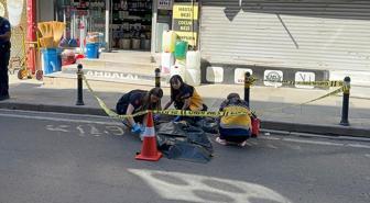 Fenalaşarak yola düşen yayayı servis minibüsü ezdi