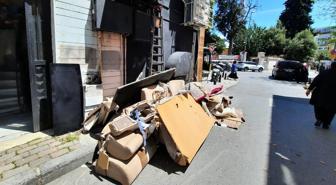 Evini taşımak için eşyaları pencereden aşağıya attı