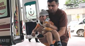 Kazada annesiyle yaralanan 2 yaşındaki çocuk oyuncağını bir an olsun bırakmadı