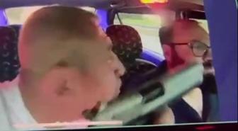Aracına bindiği taksi şoförünü silahla tehdit edip gasbetti
