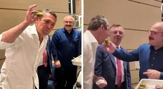Fenerbahçe Başkanı Ali Koç, final öncesi Mustafa Varank'ın elinden baklava yedi
