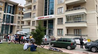 Çocuklarının gözü önünde eşini öldürüp, başında bekledi