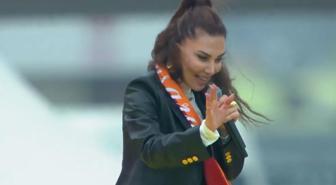 Ebru Yaşar, yüz binlerce Galatasaray taraftarını ''Affet'' ile coşturdu