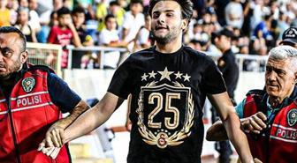 Hatayspor-Fenerbahçe maçında Galatasaray tişörtlü taraftar sahaya girdi