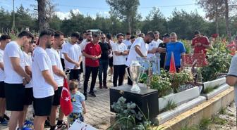 Kahramanmaraş İstiklal Spor şampiyon olur olmaz kupayı depremde kaybettiği arkadaşlarına götürdü