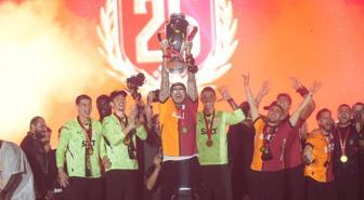 Şampiyon Galatasaray, Süper Lig kupasını Yenikapı'da kaldırdı