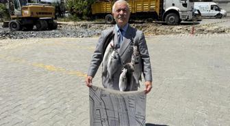 Balıkçı Kenan, boynuna astığı balıklarla Ekrem İmamoğlu'nu protesto etti
