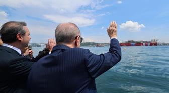 İstanbul Boğazı'nda tarihi an! Cumhurbaşkanı Erdoğan, 'Osman Gazi'yi Karadeniz'e uğurladı