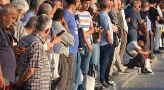 İzmir'de 23 bin işçi greve gitti, otobüs duraklarında yoğunluk oluştu