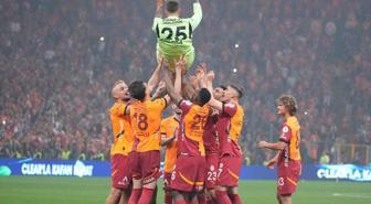 Galatasaray'da Fernando Muslera omuzlarda taşınarak veda etti