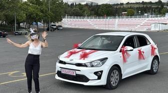 Eşinden boşanan kadın maske takıp göbek attı