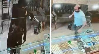 Kuyumcudaki silahlı soygun girişimini sandalye fırlatarak engelledi