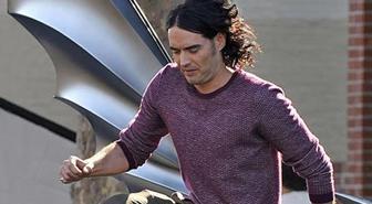 Russell Brand, beş cinsel suçlamayla ilgili olarak hakim karşısına çıktı