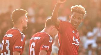 Beşiktaş ilklerin yaşandığı gecede üçüncülüğü son anlarda kaptırdı