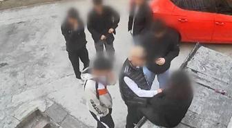 Kadıköy'de bıçak zoruyla kolye gasp eden 17 yaşındaki çocuk, silah teşhirinden tutuklandı