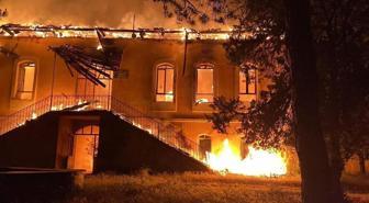 Denizli'de 100 yıllık tarihi okul binası yangında küle döndü