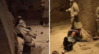 Turist, güvenlik bariyerlerini aşıp 2.000 yıllık heykellere zarar verdi