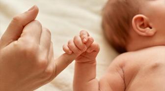 Konya'da 10 günlük bebek cami avlusuna terk edildi