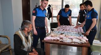 Dilencinin üzerinden çıkan parayı 4 zabıta sayabildi