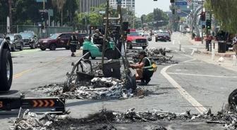 Los Angeles'taki protestolarda yakılan araçların enkaz kaldırma çalışmaları görüntülendi