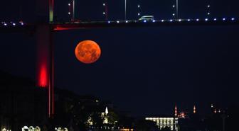 İstanbul'da yıllar sonra 'Çilek Dolunayı' görüldü! Mest eden görüntüler