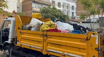 Çöp evden 4 kamyon atık, 12 kedi ve 3 kaplumbağa çıktı