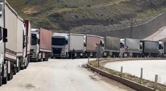 Çatışmalar nedeniyle Türkiye-İran sınır kapısında 2 kilometrelik tır kuyruğu oluştu