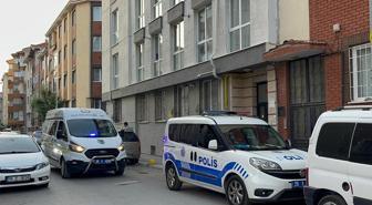 Apartmanı saran kötü kokular sonrası ekipler, çürümeye başlayan cesetle karşılaştı