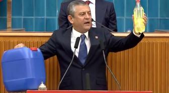 CHP lideri Özel, elinde mazotla kürsüye çıktı: Al sana 50 TL'lik mazot