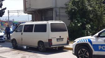 'Uygunsuz giyinme' tartışmasında komşusunu paspas sapıyla dövdü
