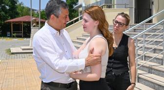 Özgür Özel sözünü tuttu! Ferdi Zeyrek'in kızını üniversite sınavına götürdü