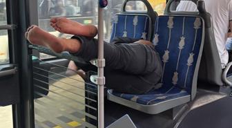Metrobüste pes dedirten görüntü