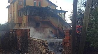 Otları temizlemek isterken komşusunun evini yaktı