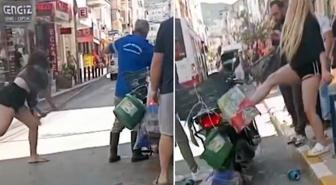 Genç kızlar terör estirdi! Belediye çalışanını sokak ortasında fırçayla dövdüler