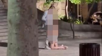 Kimseyi umursamadan tarihi bina önünde ilişkiye girdiler