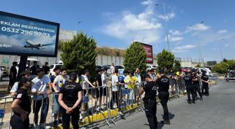 Fenerbahçe'de Jhon Duran'ı karşılamaya gelen taraftarın sayısı gündem oldu
