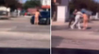 Çırılçıplak araçların önünü kesen kadını sürücü darbetti