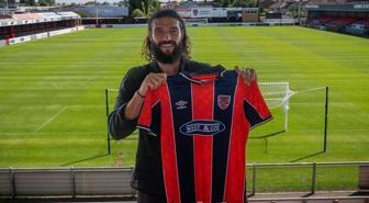 Bir zamanların efsane forveti Andy Carroll, 6. Lig takımına imza attı