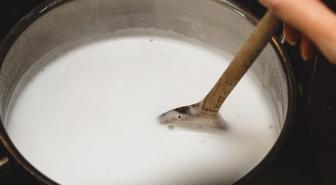 4 yaşındaki çocuk kaynar süt kazanına düştü