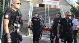 Husumetlisini camide namaz kılarken boğazını keserek öldürdü
