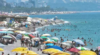 '53 derece' uyarısı yapılan Antalya'da vatandaşlar soluğu sahillerde aldı