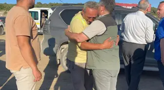 Alevlerin arasından kurtulduktan sonra ağlayarak müdürüne sarıldı