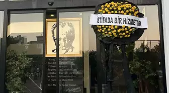 Altay taraftarı, ''İstifa da bir hizmettir'' diyerek tesislere siyah çelenk bıraktı