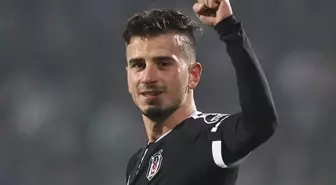 Eski Beşiktaşlı Oğuzhan Özyakup maç biter bitmez telefona sarılarak tepki gösterdi