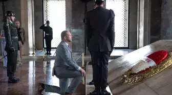 Atatürk'ün mozolesinin önünde diz çöken bakan konuştu