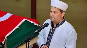 Oğlunun cenaze namazını kıldırdı