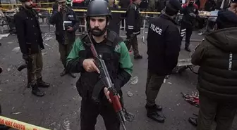 Pakistan'da silahlı soygunculardan polise saldırı: 5 ölü, 2 yaralı