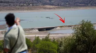 Barajda su seviyesi düştü, eski İzmir-Çeşme kara yolu ortaya çıktı
