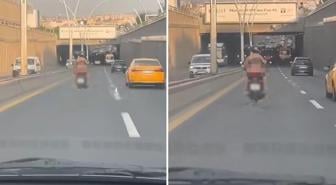Motosikletin arkasında, iç çamaşırıyla seyahat etti