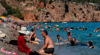 Antalya'da 33 dereceyi bulan deniz suyu sıcaklığı birçok kenti geride bıraktı